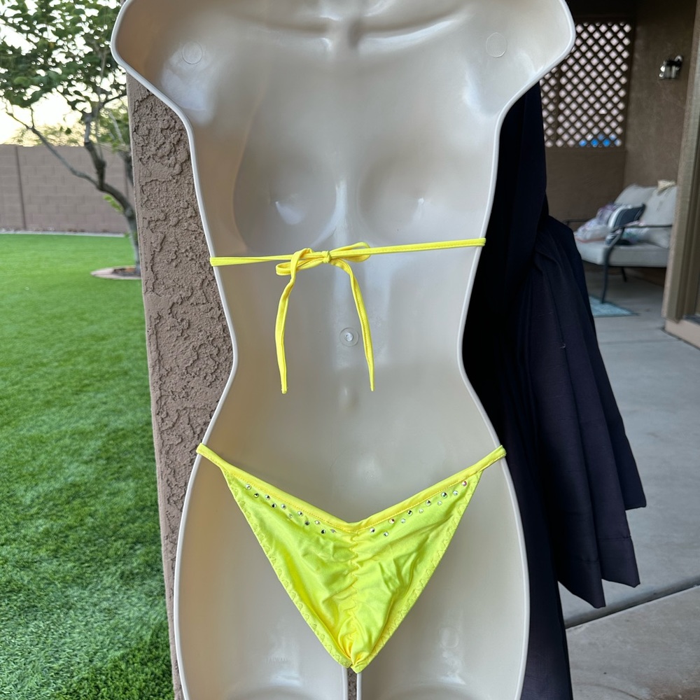 Competition Bikini - Picture 3 of 4